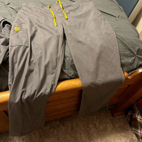 Grey uniform - Picture 4 of 4